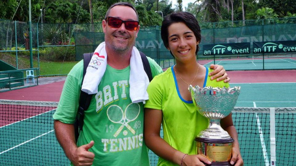 Tami bersama Ayah dan juga pelatihnya, Olivier Nicolas Grende. - INDOSPORT
